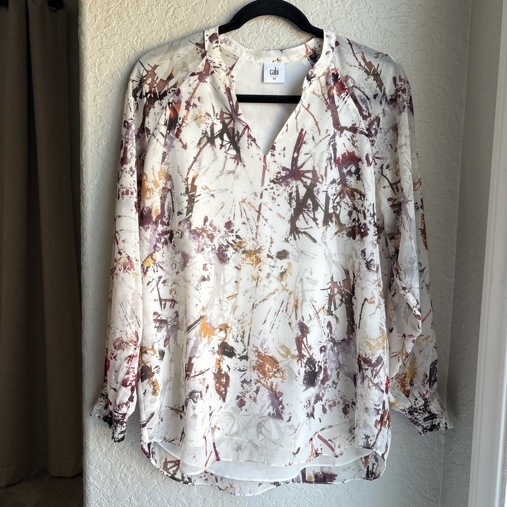 Cabi Womens XS Goddess Blouse White Abstract Print V-Neck Smocked Long Sleeve‎